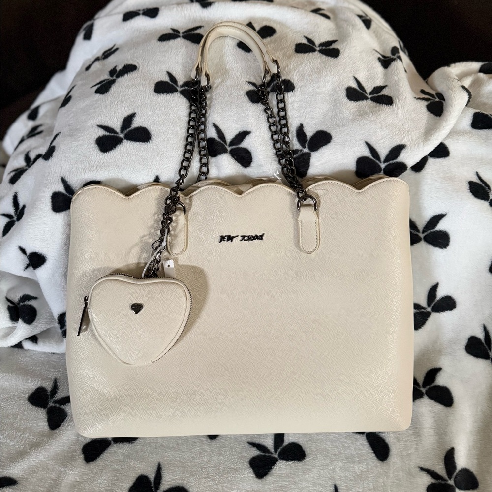 Betsey Johnson XO Tote Chalk Cream Shoulder Bag w/ Removable Heart Pouch - Picture 2 of 9